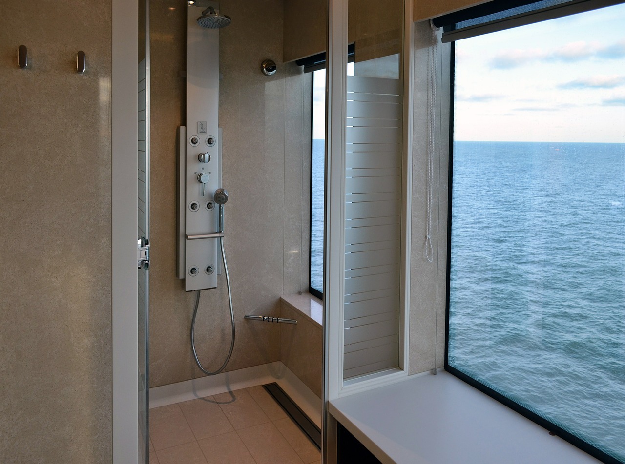 Koupelna se sprchou s výhledem na moře